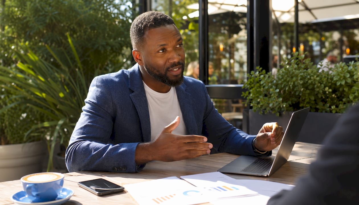 Consultant discussing LinkedIn Ads results in café